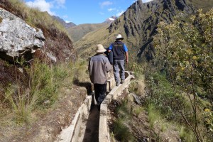 Melke and Antonio investigate the dry leat, Quishuar, 20.6.15